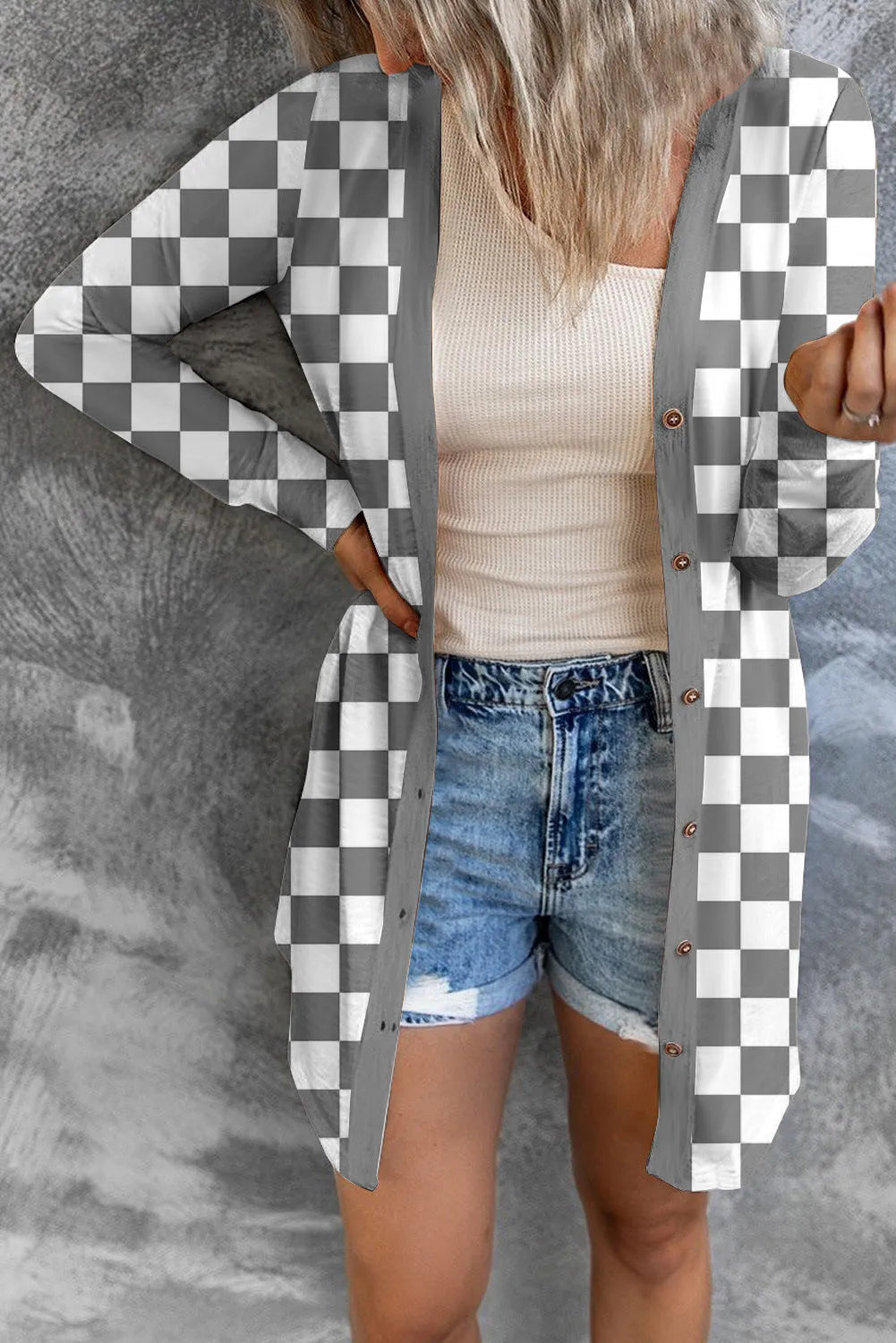Women's long plaid cardigan coat in loose knitted construction with contrast colour pattern