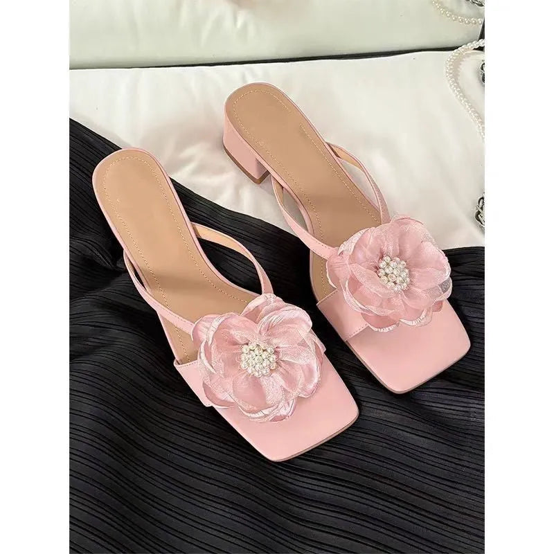 Women's square toe sandals with chunky heel in satin material, cream-white colour