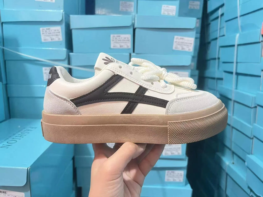 Casual board shoes in brown with low-top design, round toe, and flat rubber sole