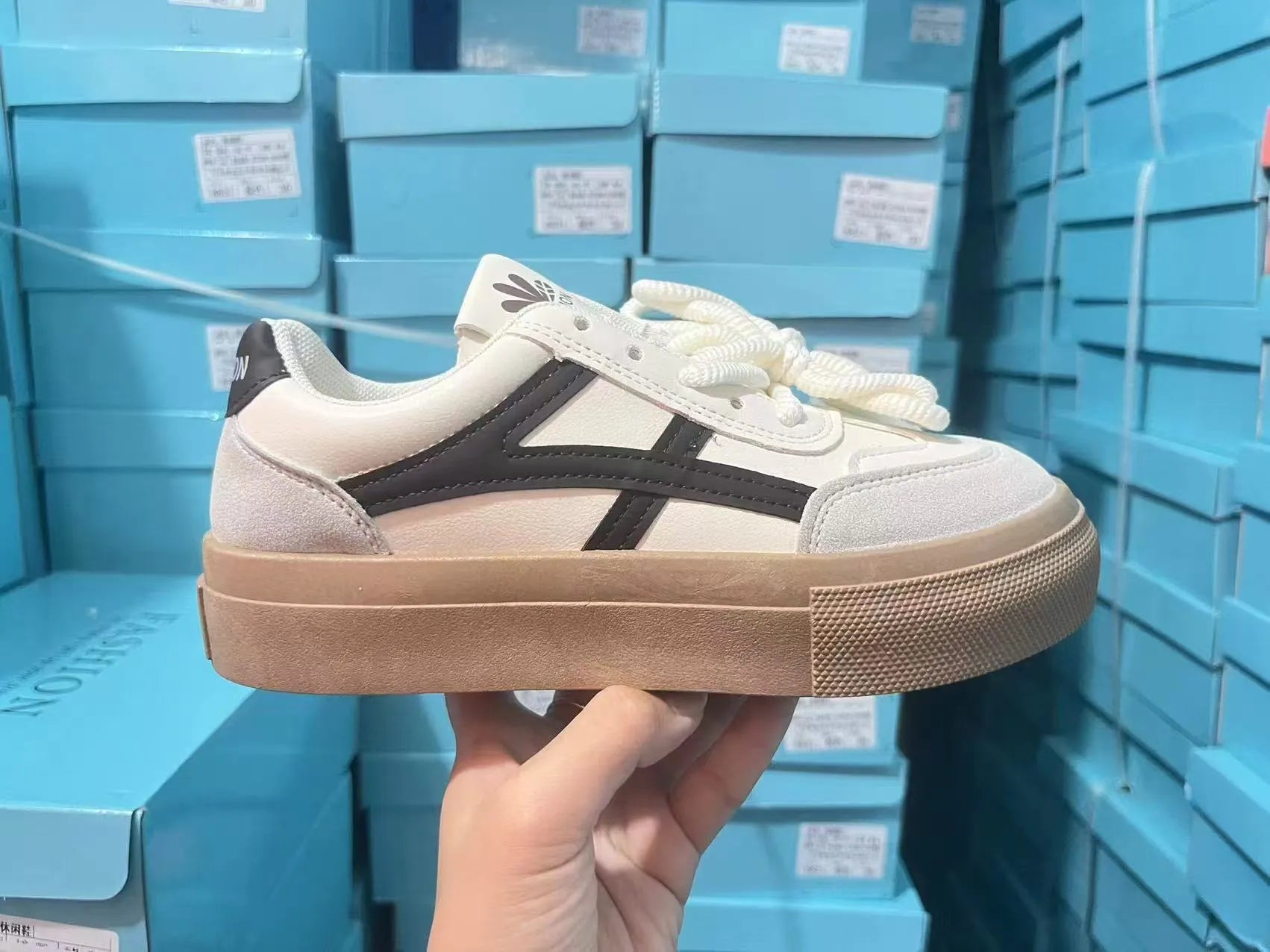 Casual board shoes in brown with low-top design, round toe, and flat rubber sole