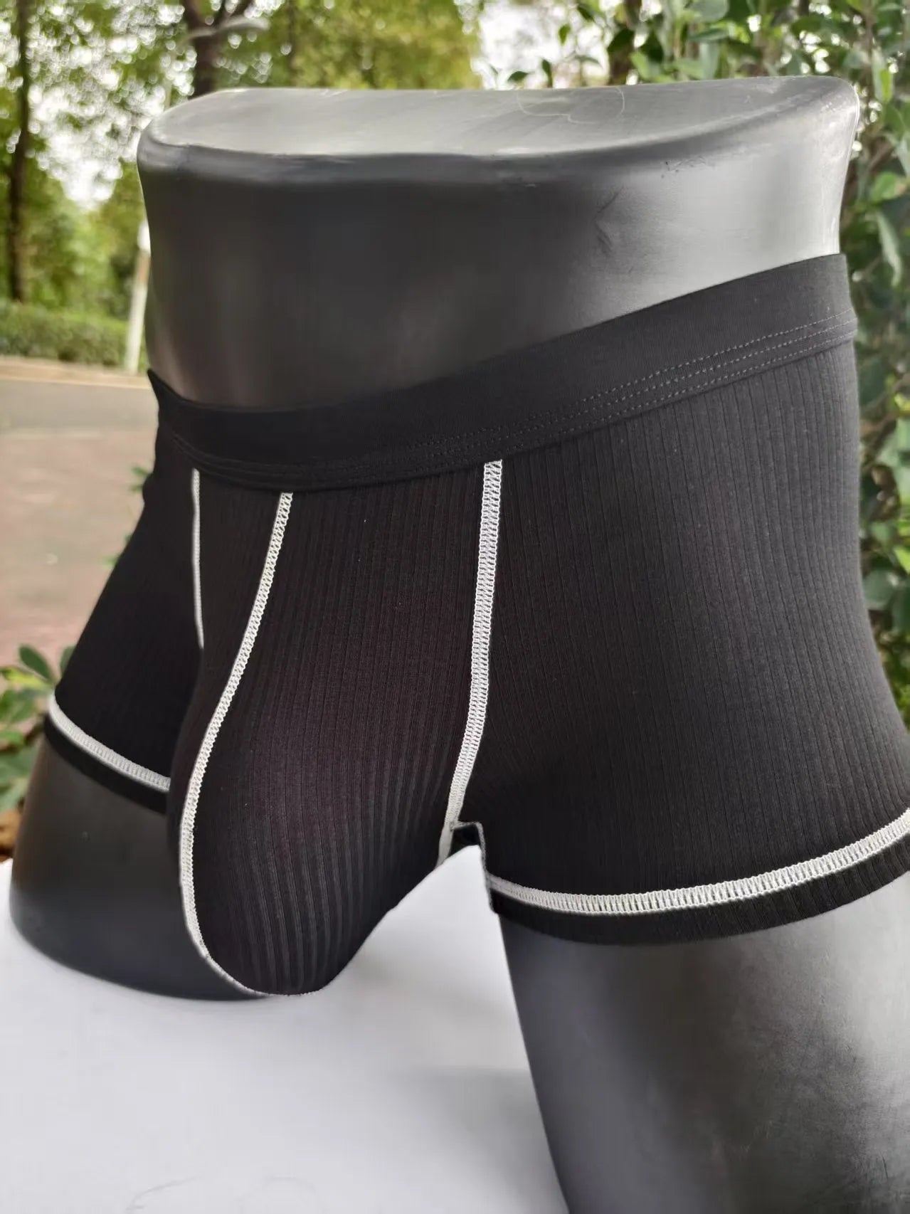 Solid colour men's boxers in breathable thin fabric offering hip lifting and body shaping support.