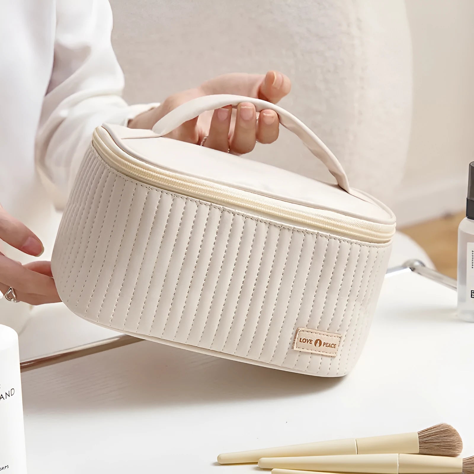 Open-top round cake-shaped makeup bag in a solid PU leather colour from the pink, coffee, beige, blue, green, purple range.