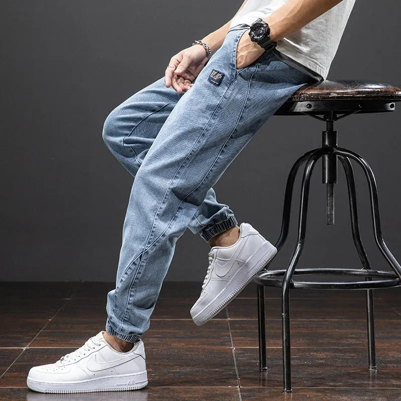 Man wearing loose blue cargo jeans with straight leg and mid waist.