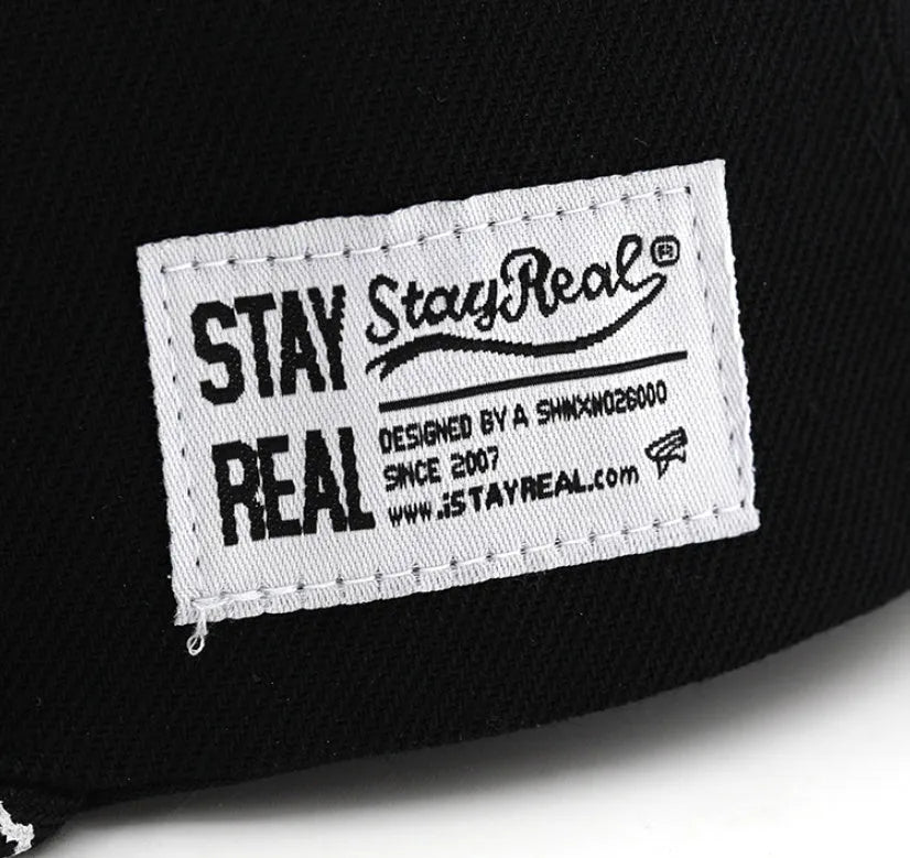 Cotton baseball cap with dome crown and embroidered letters in black or white colour
