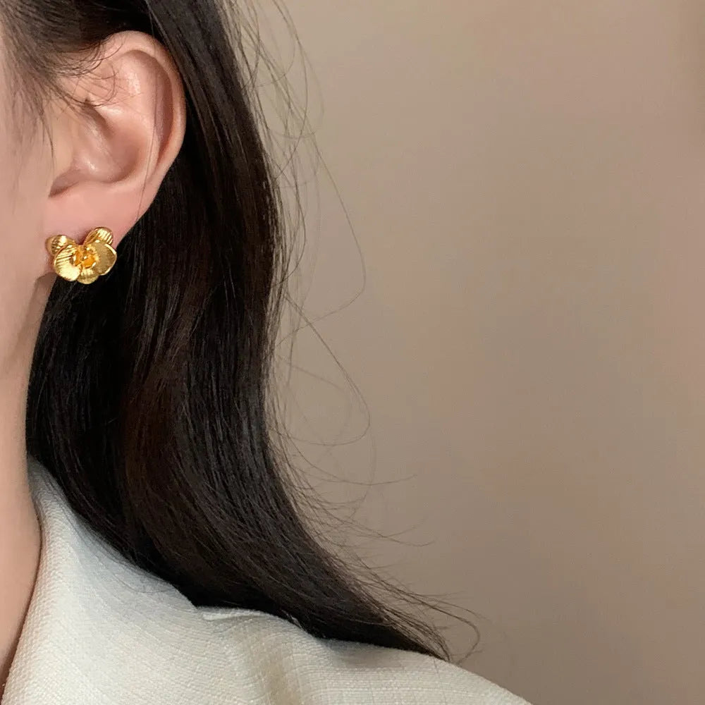 Retro flower earrings for women in electroplated copper with petal design, available in gold or silver colour