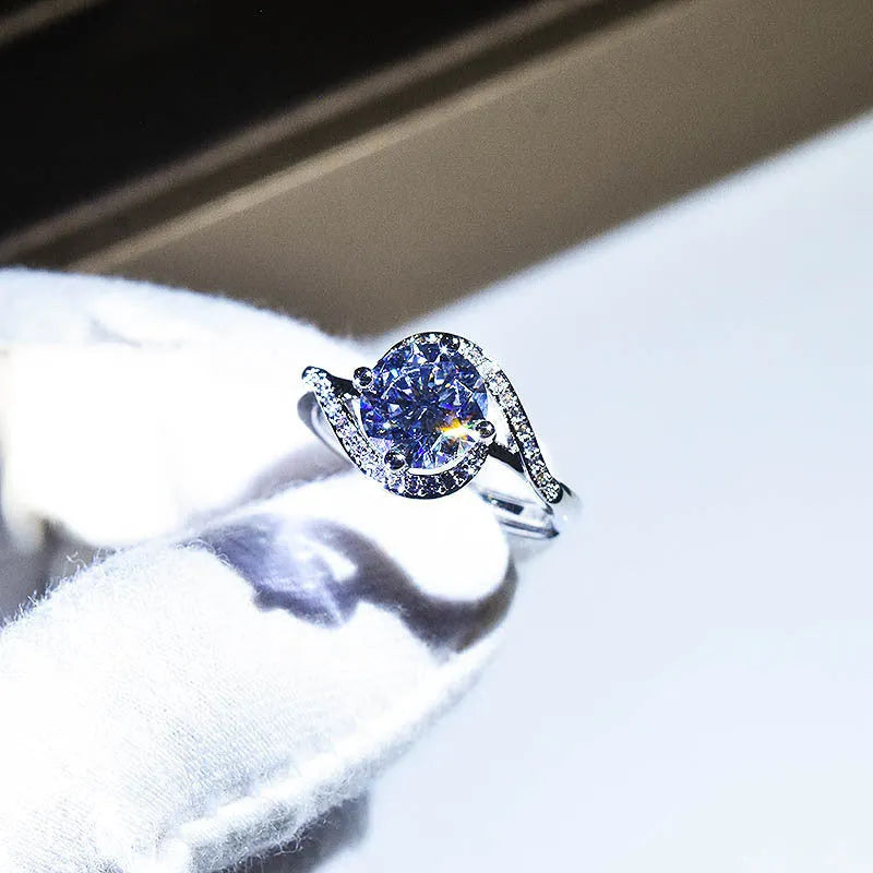 Adjustable opening women's ring with geometric texture and 2 karat zircon stone in silver colour