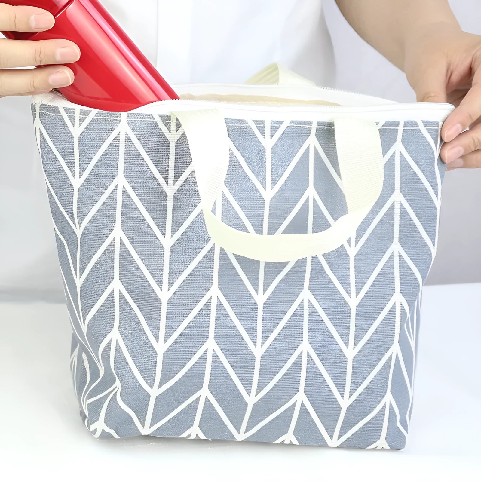 Arrow pattern makeup bag with zip closure for moisture-proof cosmetic storage