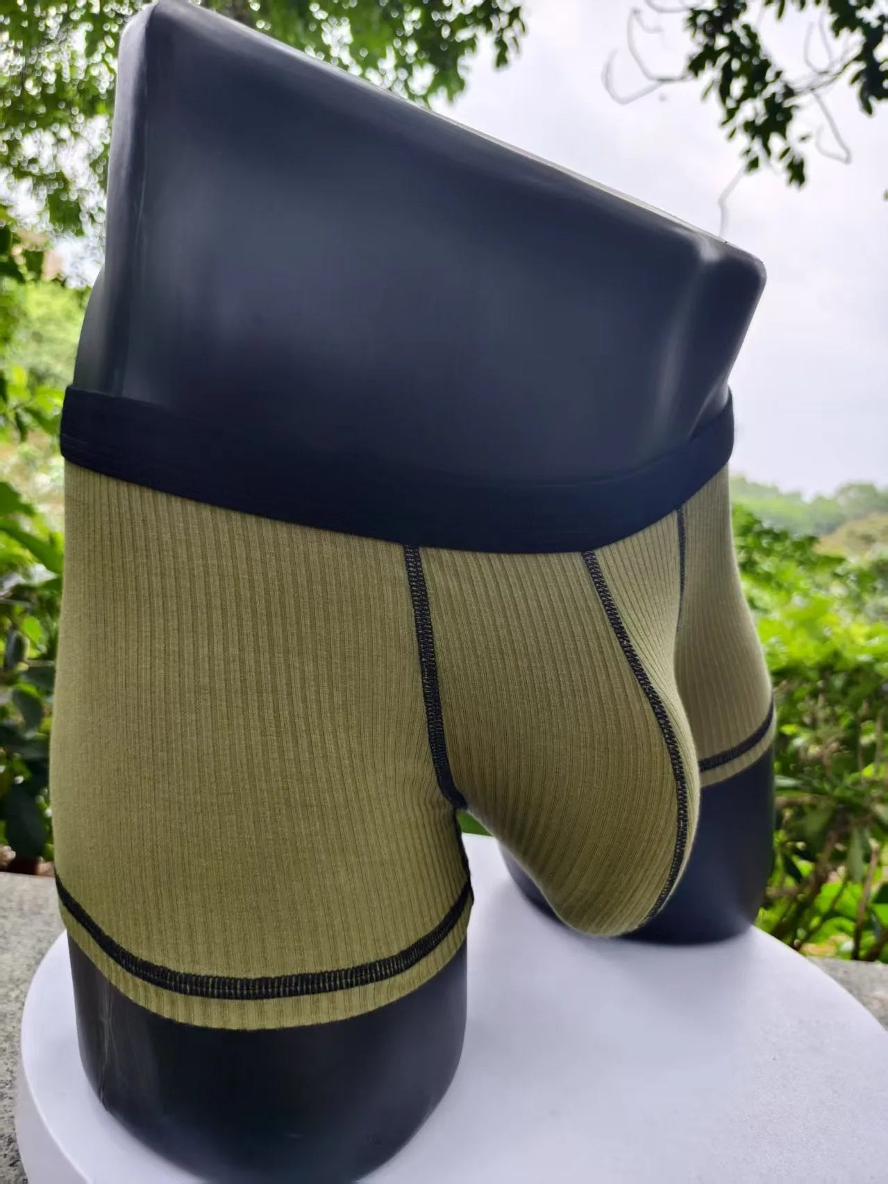 Solid colour men's boxers in breathable thin fabric offering hip lifting and body shaping support.