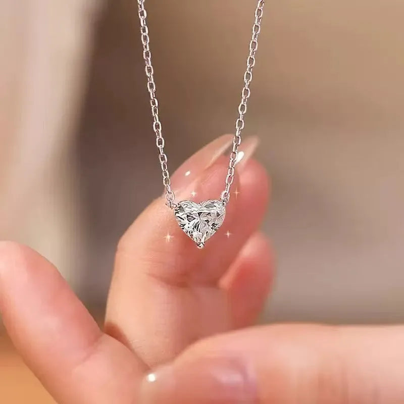 Women's silver-coloured copper necklace with heart-shaped pendant in simple refined grace style