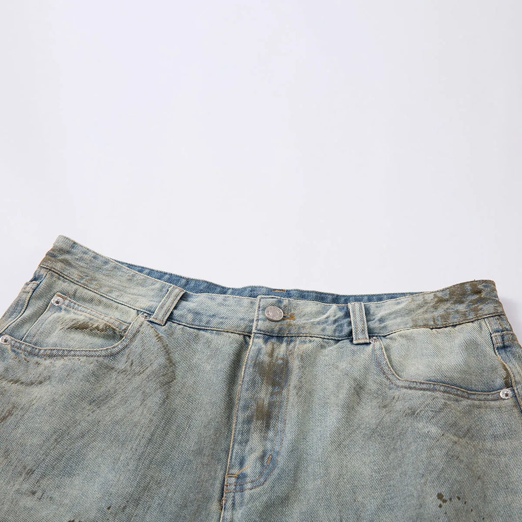 Blue washed denim cropped middle pants with straight leg and zipper fly