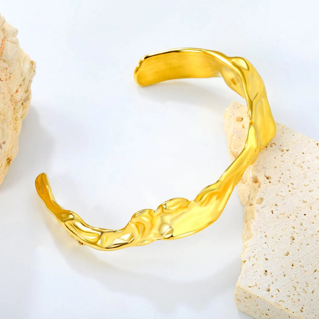 Stainless steel alloy bracelet with European American advanced design in three colour options