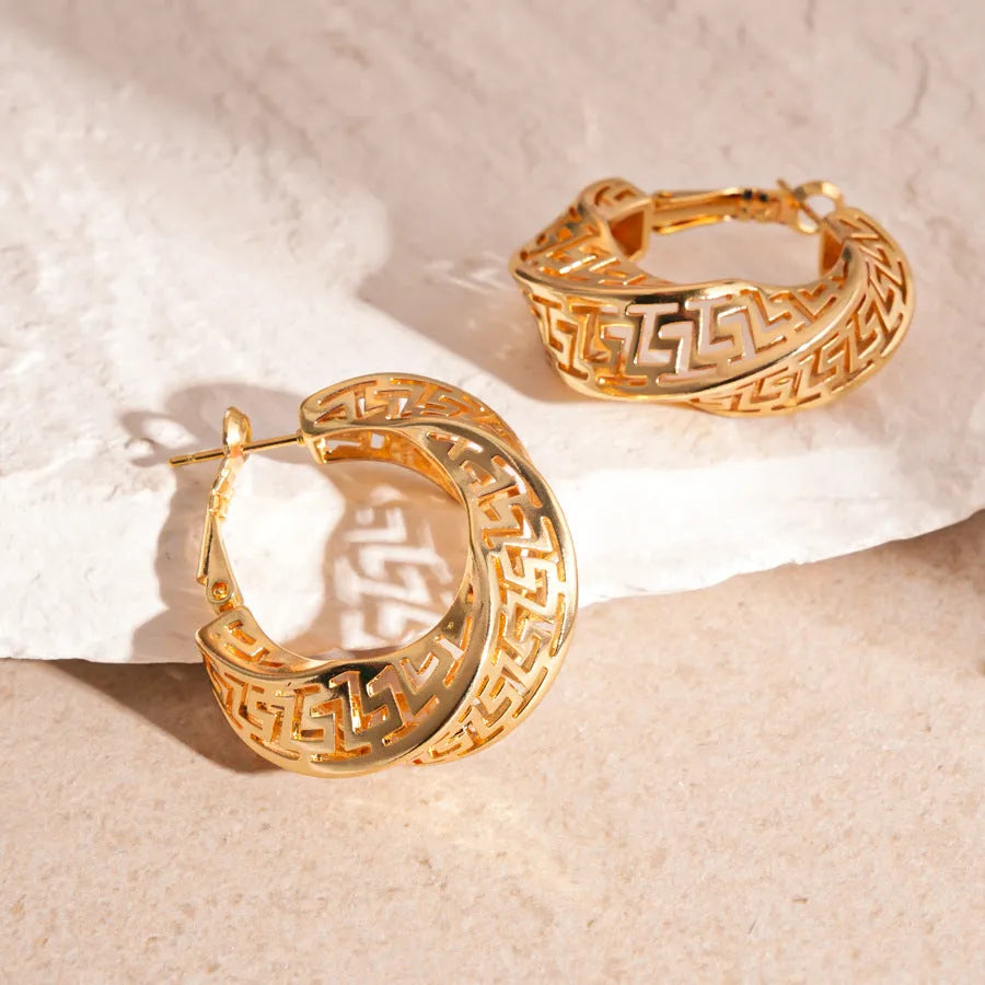 Women's geometric twisted round hollow stud earrings in silver or gold electroplated finish