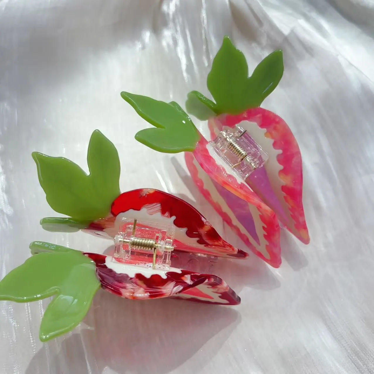 Strawberry-shaped girls hairpin with metal clip in pastoral style design