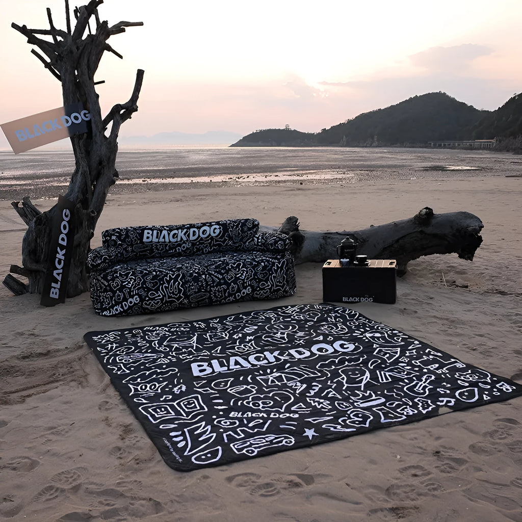 Thickened outdoor picnic mat in Night Black on grass, 200x200cm polyester fibre moisture-proof ground cover