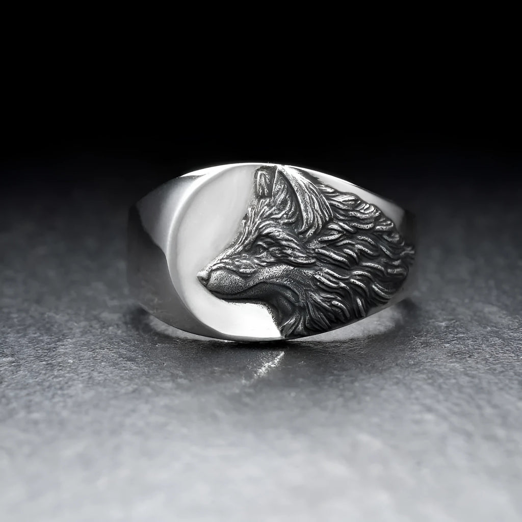 Men's geometric domineering wolf ring in silver alloy on a plain background