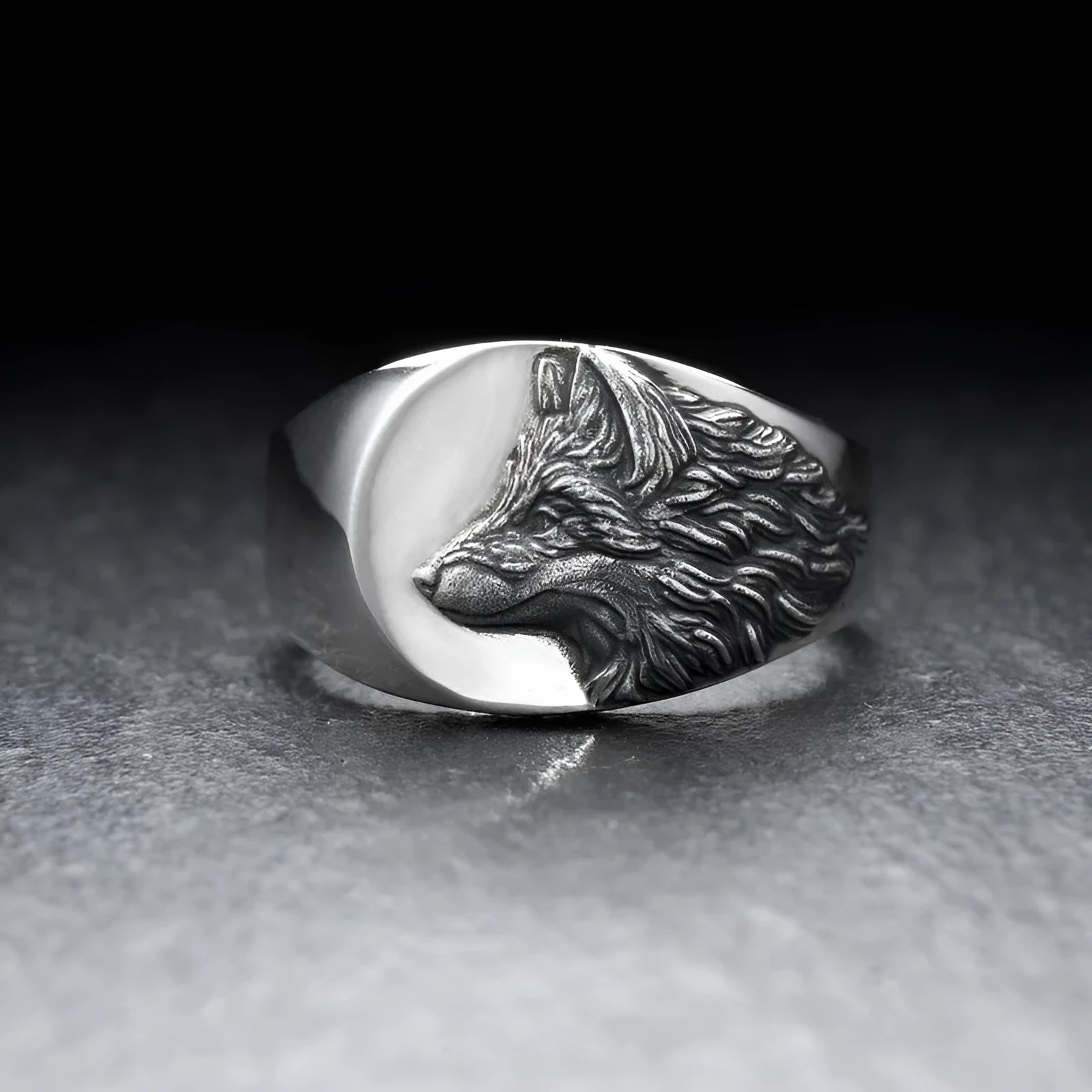 Men's geometric domineering wolf ring in silver alloy on a plain background