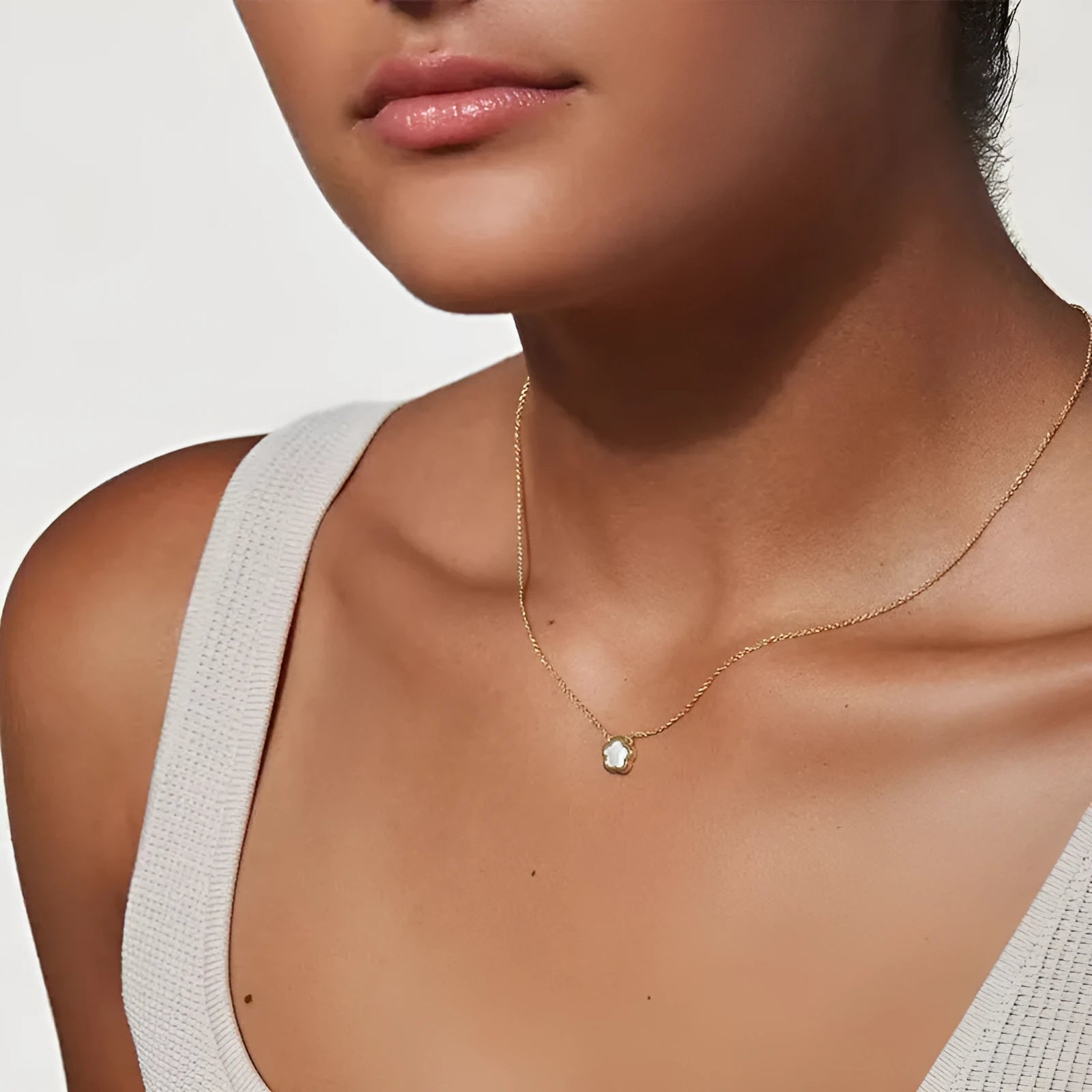 White mother shell flower necklace with copper chain in silver or gold finish