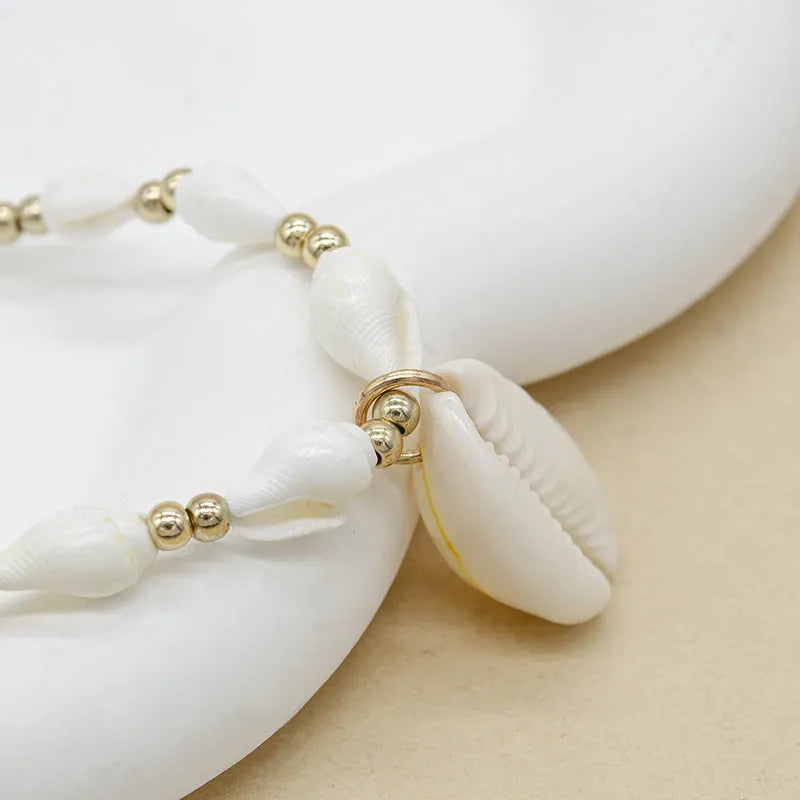 White necklace with a Mother of Pearl shell pendant on a regular chain, cold wind special-interest design.