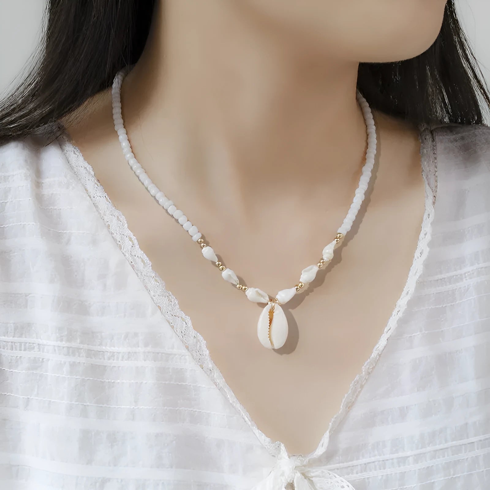 White necklace with a Mother of Pearl shell pendant on a regular chain, cold wind special-interest design.