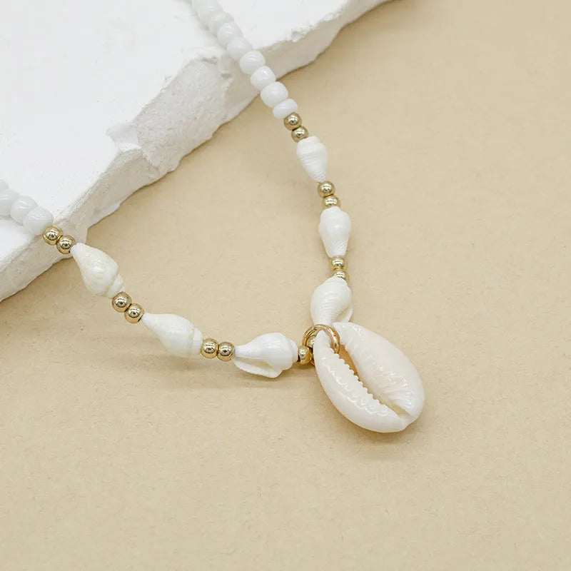 White necklace with a Mother of Pearl shell pendant on a regular chain, cold wind special-interest design.
