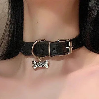 Black leather dog collar with regular chain closure, adjustable from 21cm to 50cm, available in cat paw or bone designs.