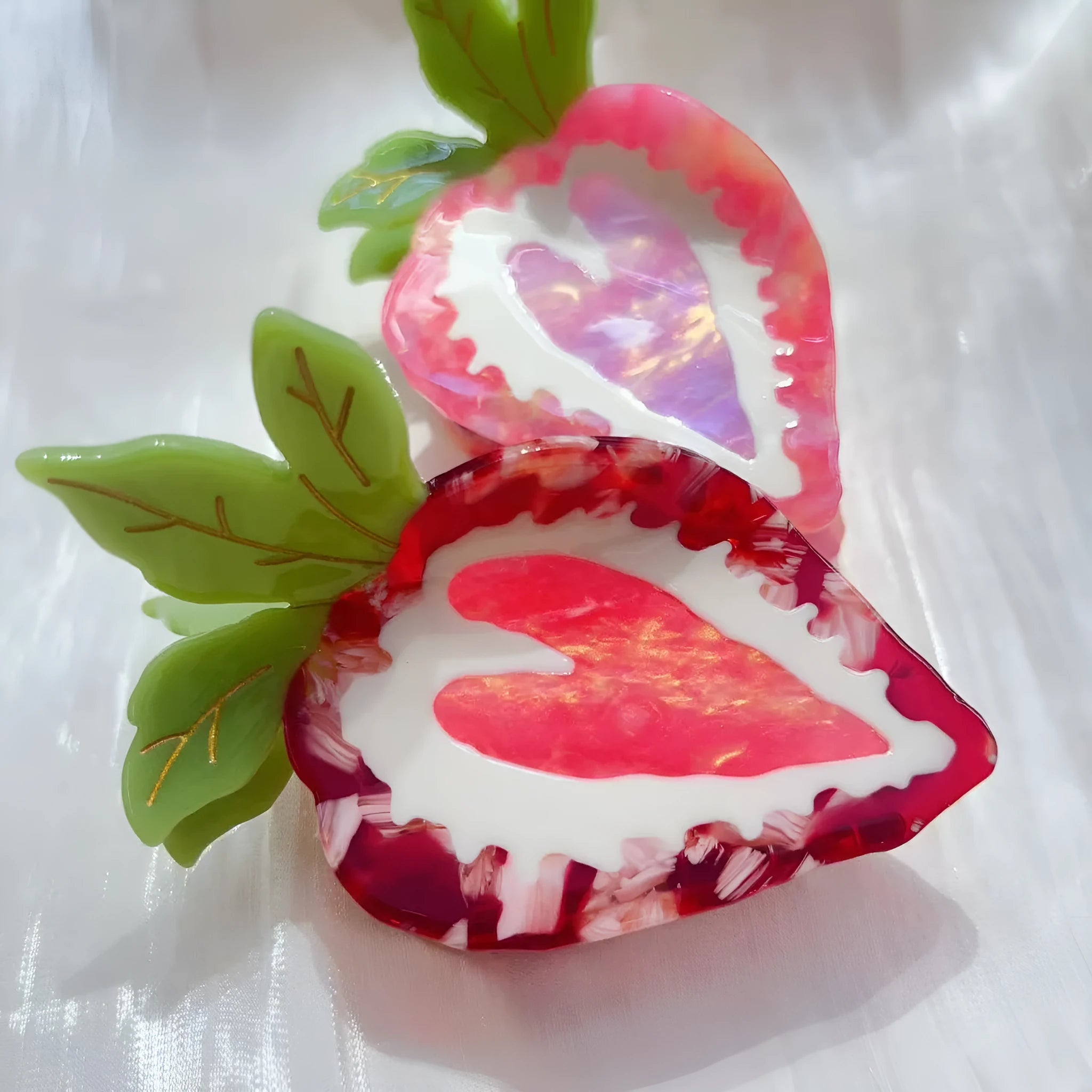 Strawberry-shaped girls hairpin with metal clip in pastoral style design