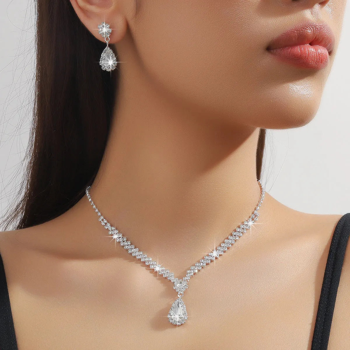 Claw chain rhinestone jewellery set with water drop design in multiple colour options