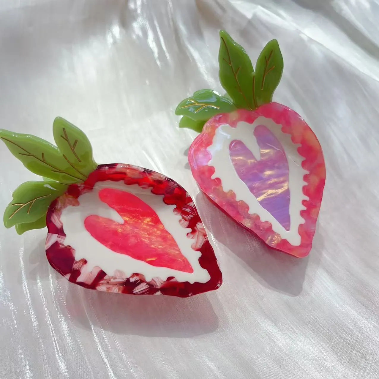 Strawberry-shaped girls hairpin with metal clip in pastoral style design