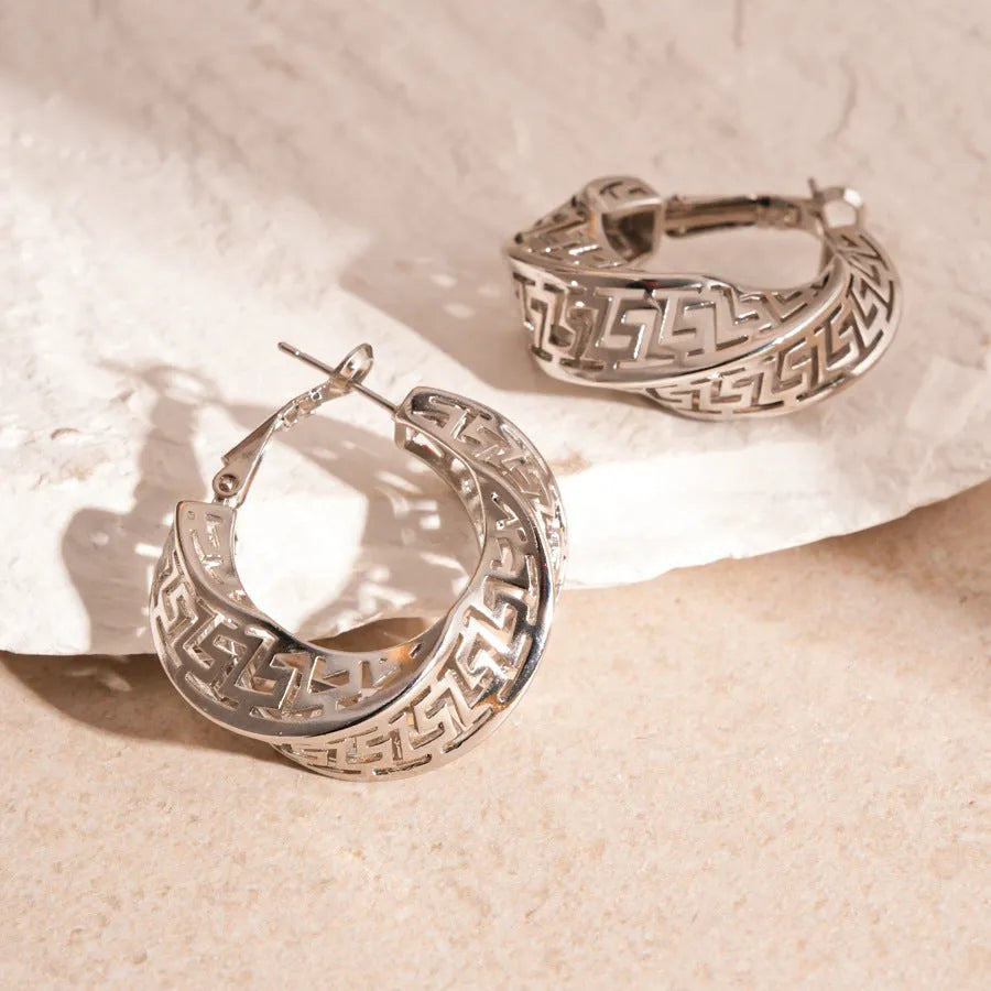 Women's geometric twisted round hollow stud earrings in silver or gold electroplated finish