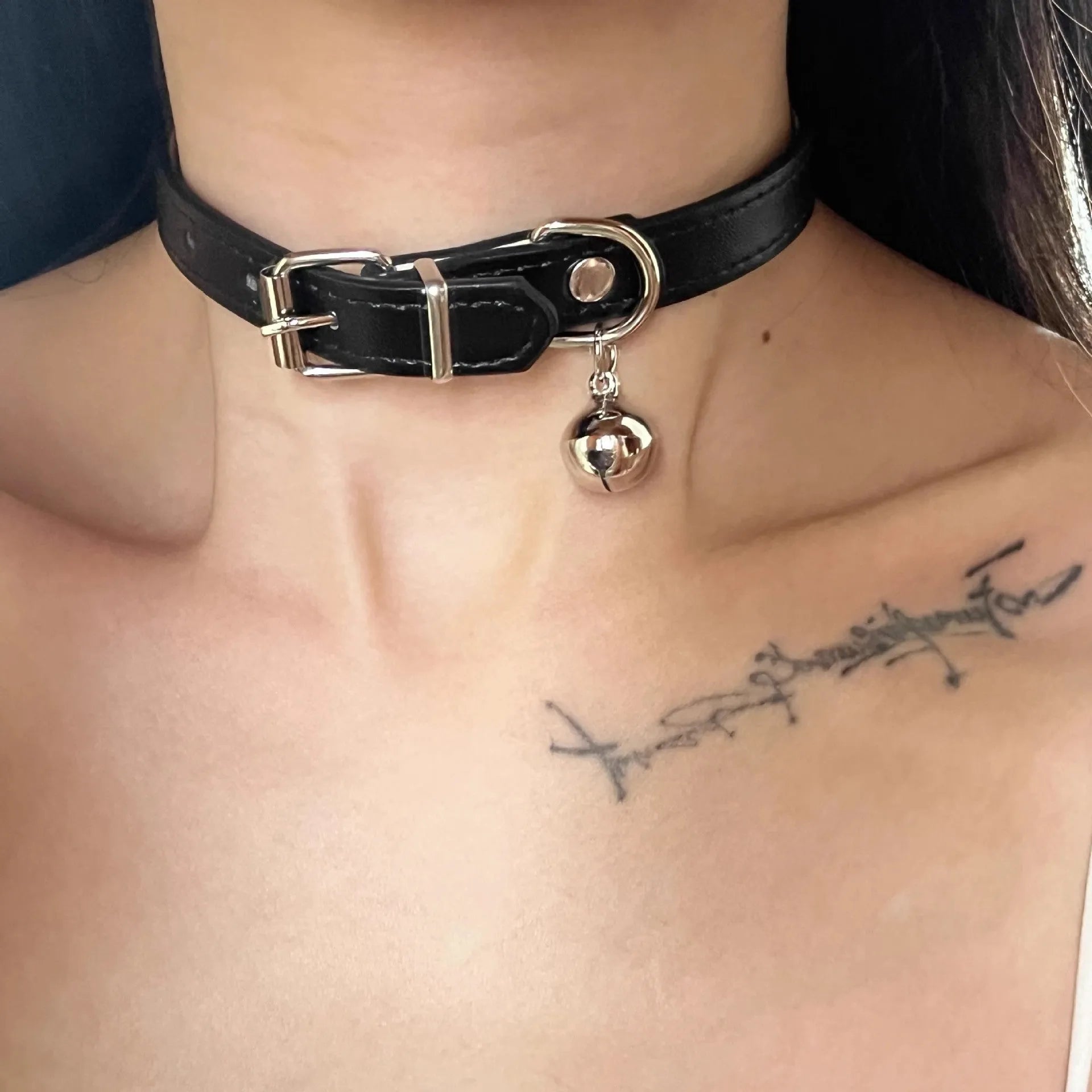 Black leather dog collar with regular chain closure, adjustable from 21cm to 50cm, available in cat paw or bone designs.