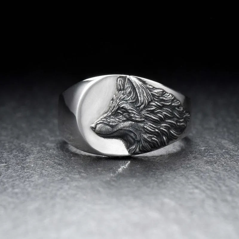 Men's geometric domineering wolf ring in silver alloy on a plain background