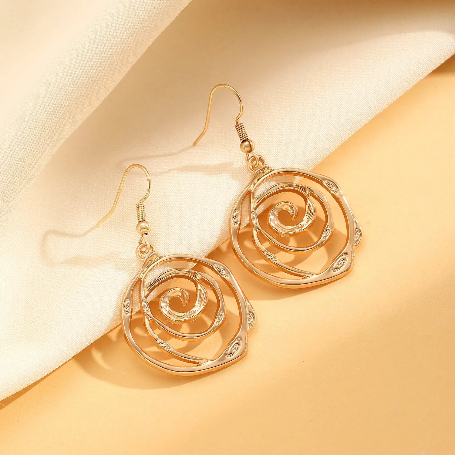 Spiral donut design alloy necklace, bracelet and earrings set in gold or silver electroplated finish.