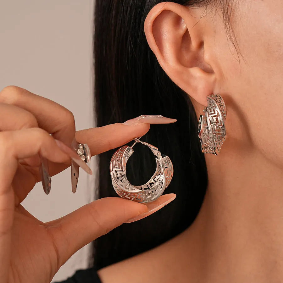 Women's geometric twisted round hollow stud earrings in silver or gold electroplated finish