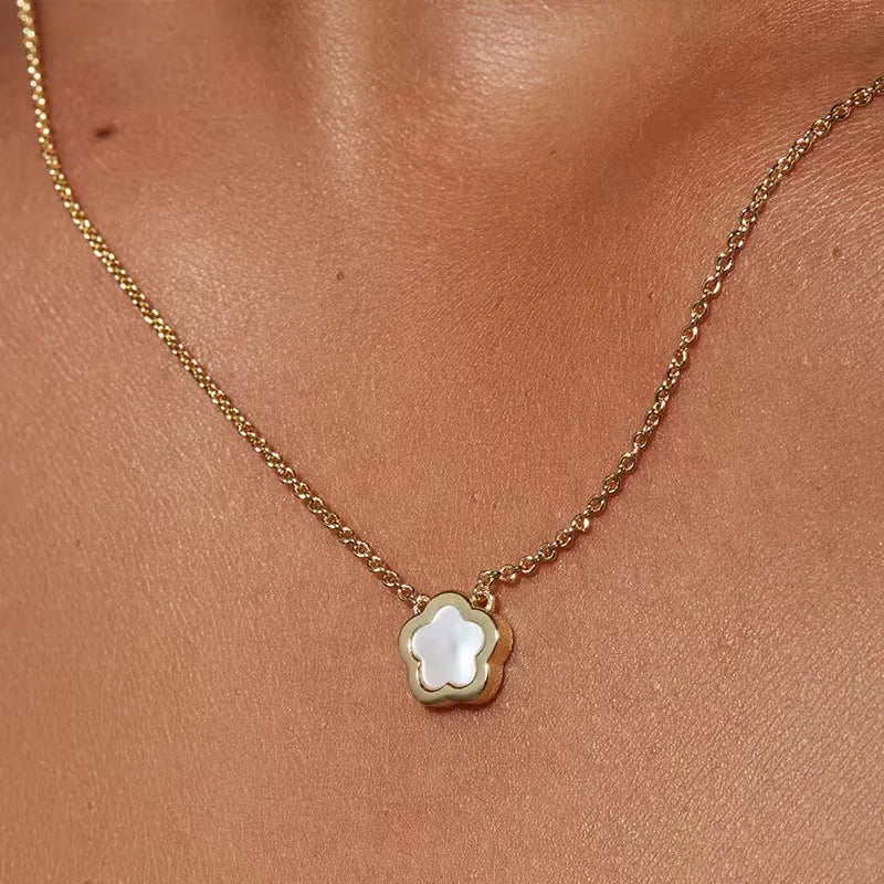 White mother shell flower necklace with copper chain in silver or gold finish