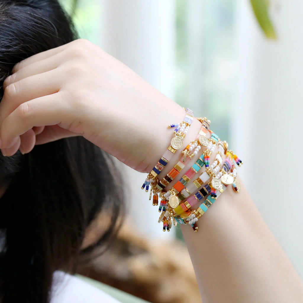 Handmade women's imitation pearl beaded bracelet in European American style with six colour options.