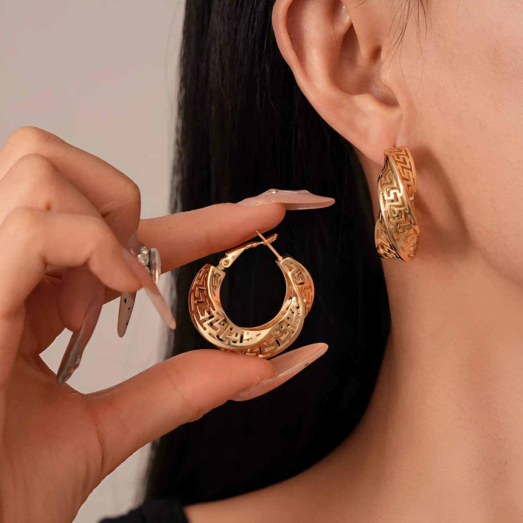 Women's geometric twisted round hollow stud earrings in silver or gold electroplated finish
