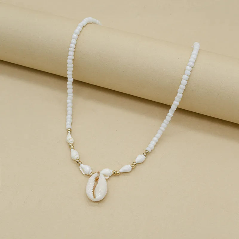 White necklace with a Mother of Pearl shell pendant on a regular chain, cold wind special-interest design.
