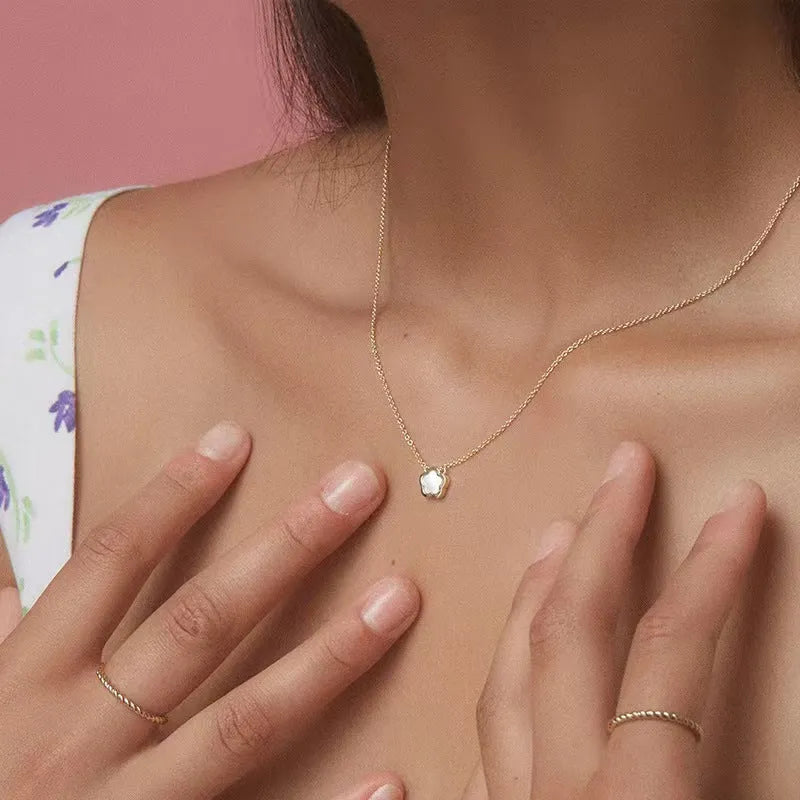 White mother shell flower necklace with copper chain in silver or gold finish
