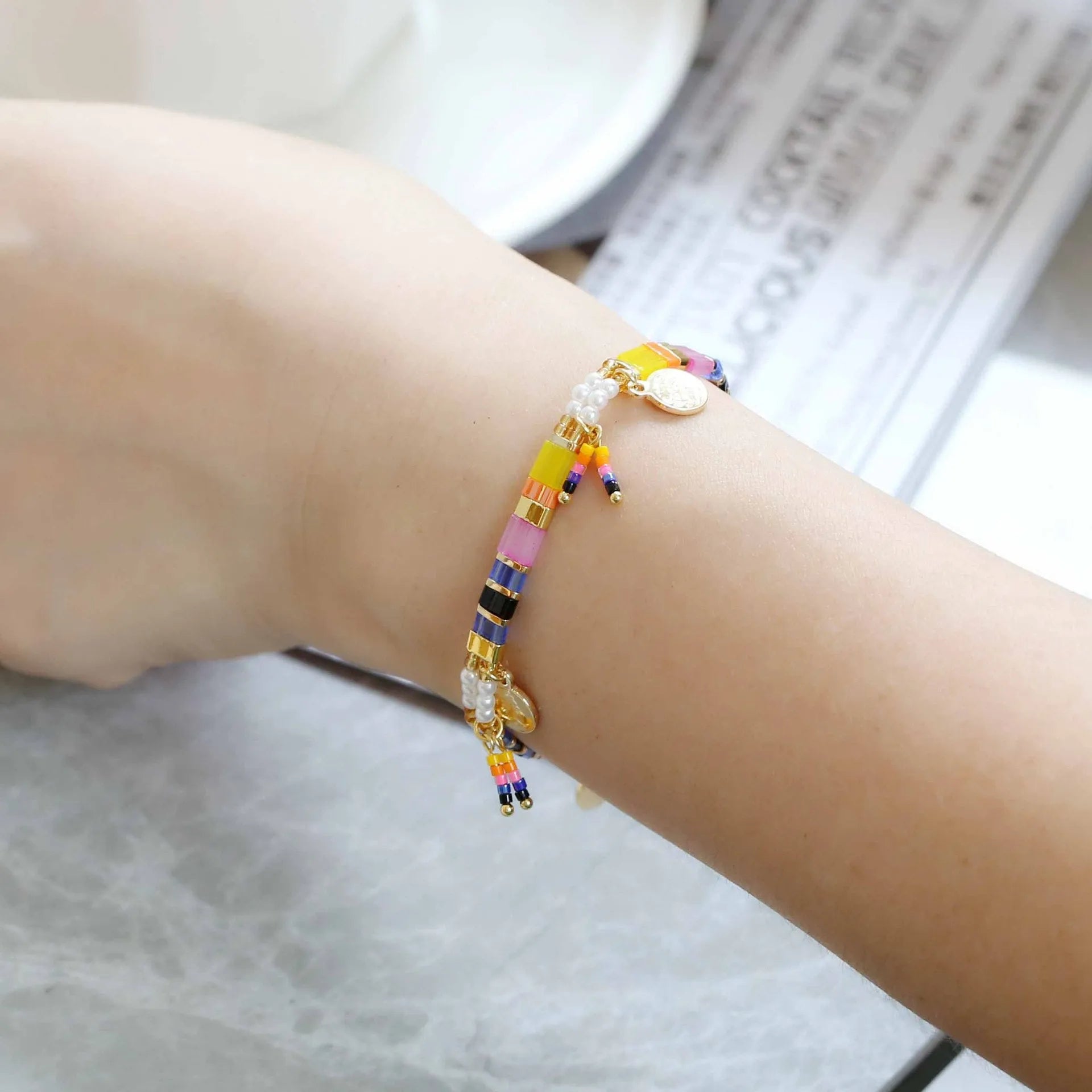 Handmade women's imitation pearl beaded bracelet in European American style with six colour options.
