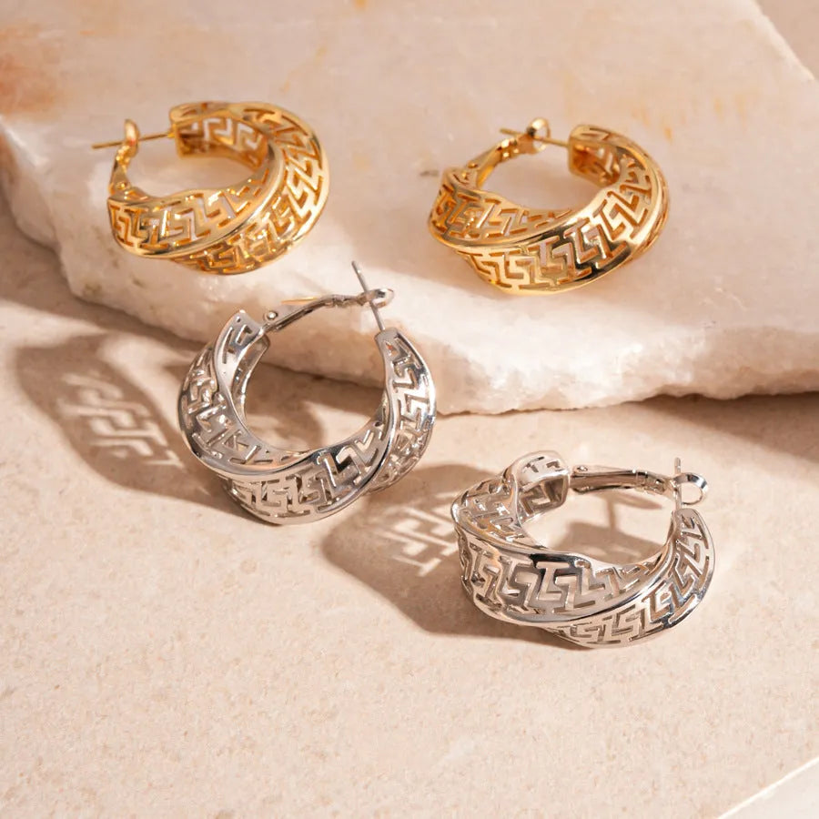 Women's geometric twisted round hollow stud earrings in silver or gold electroplated finish