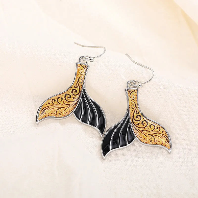 Women's fishtail design earrings with whale motif in white gold colour retro style