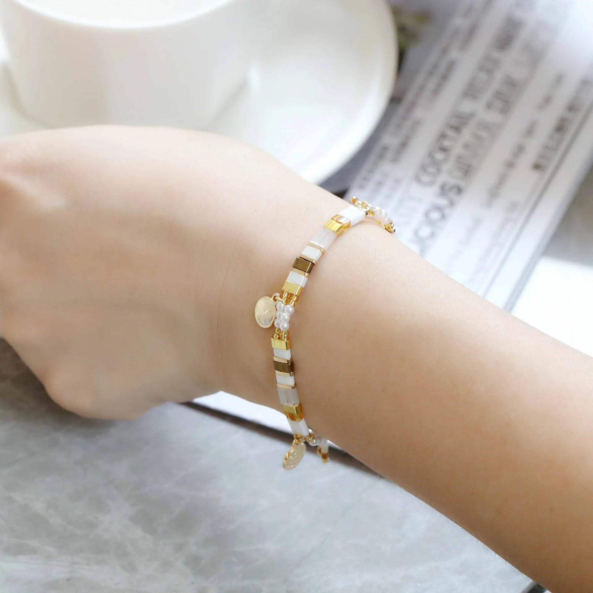 Handmade women's imitation pearl beaded bracelet in European American style with six colour options.