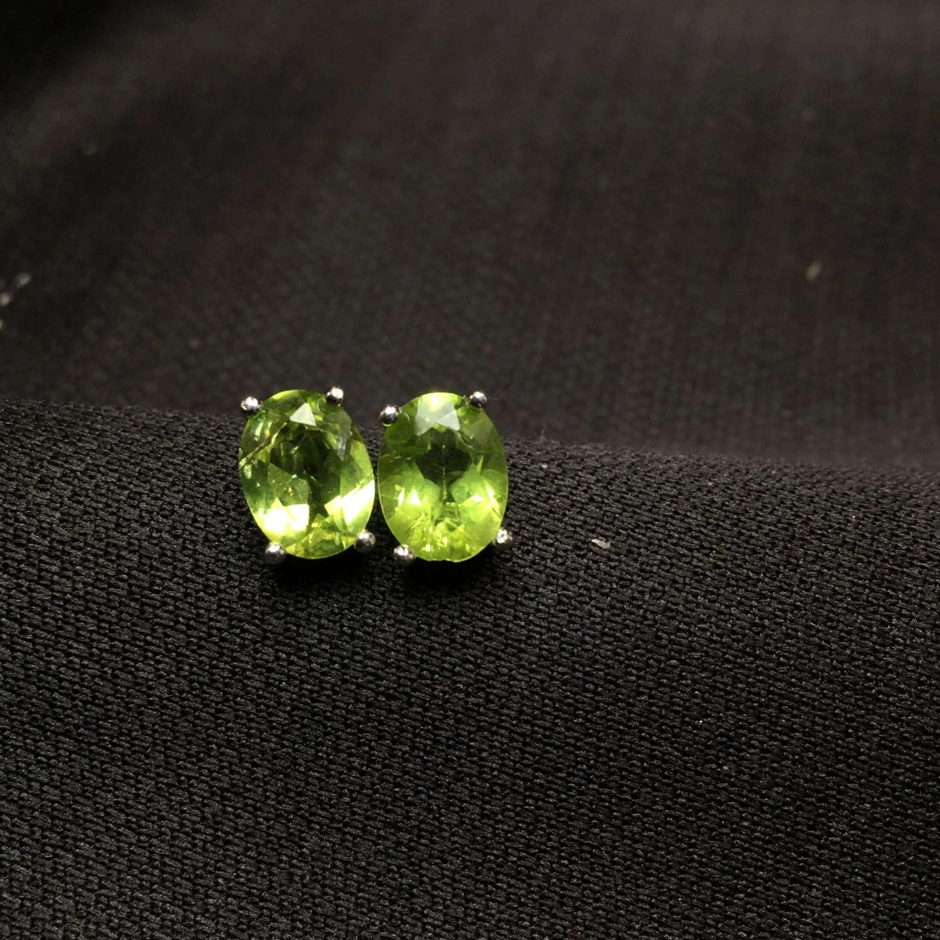 Natural grass green olivine stud earrings with geometric S925 silver setting and 6×8mm faceted stone