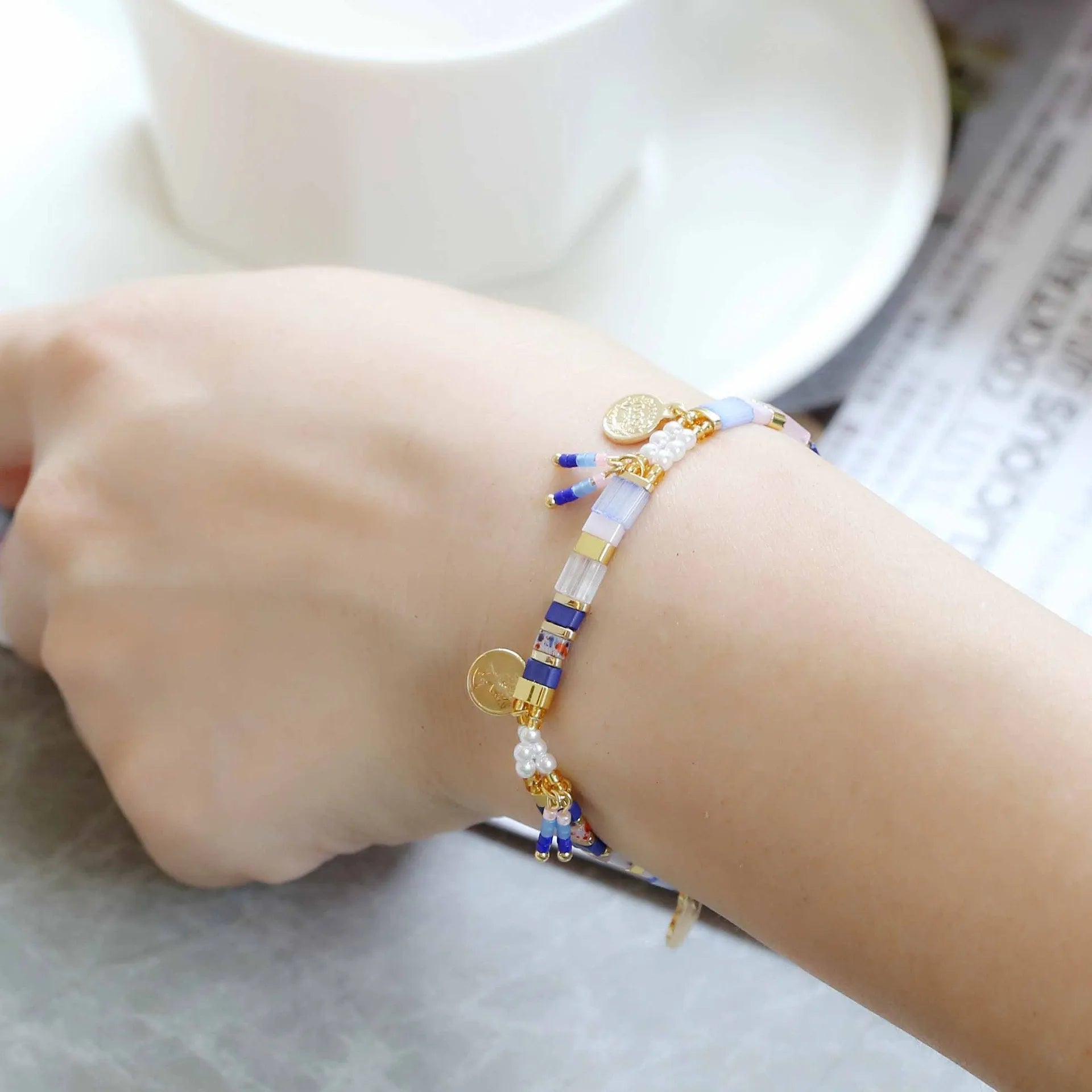 Handmade women's imitation pearl beaded bracelet in European American style with six colour options.