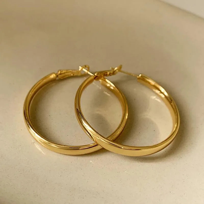 A pair of circular open-ring metal earrings in a gold or silver finish, measuring 40mm.