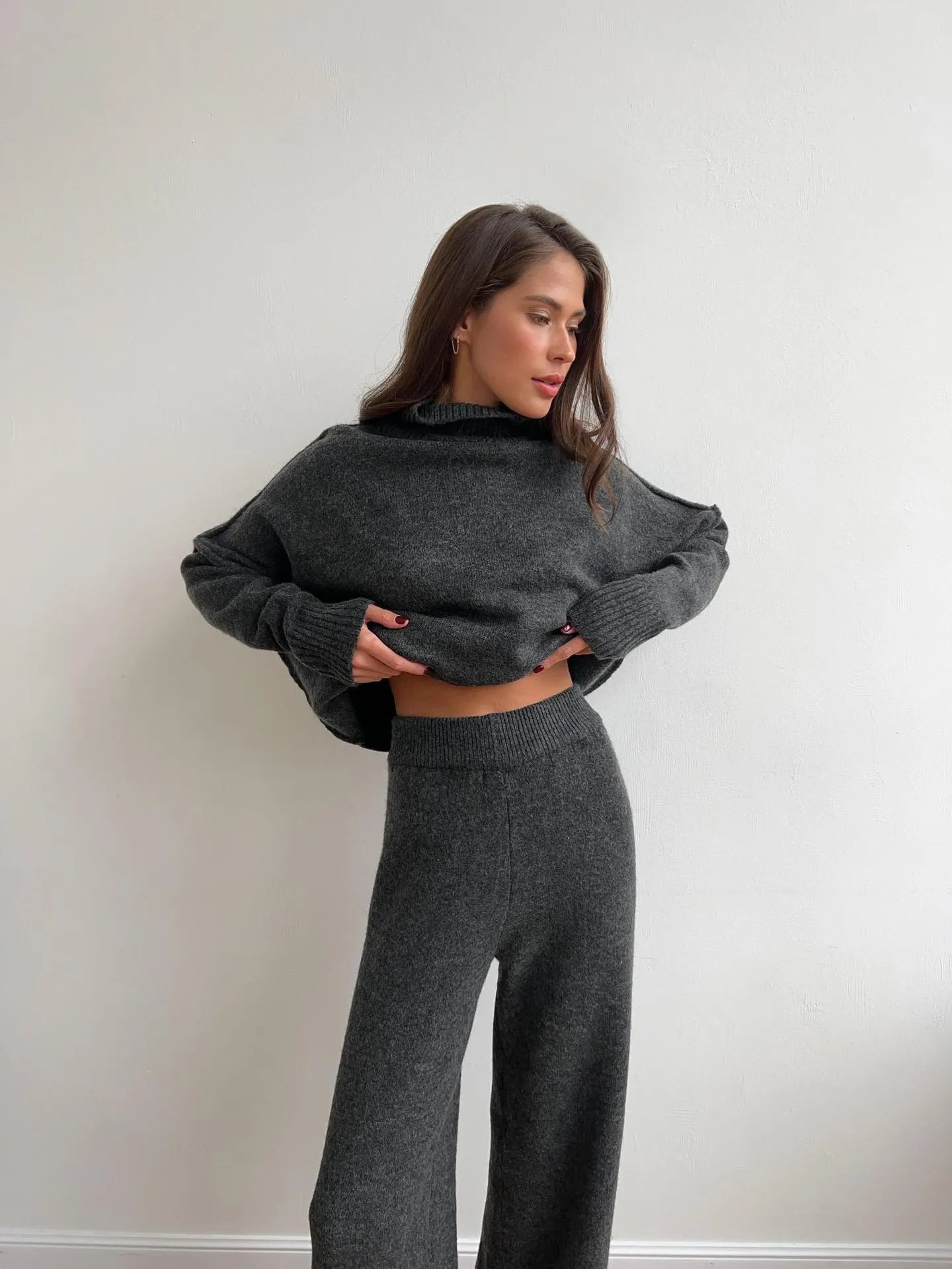 Women's side-slit sweater suit with matching trousers in solid colour acrylic fabric