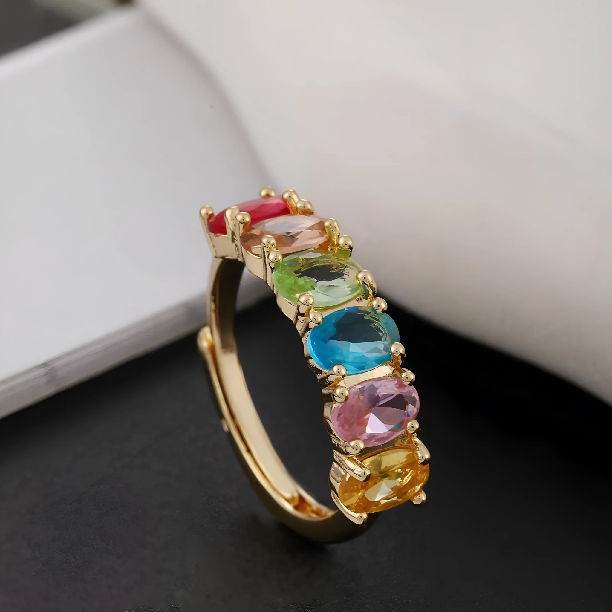 Women's adjustable gold-coloured zircon ring with simple retro design on copper band