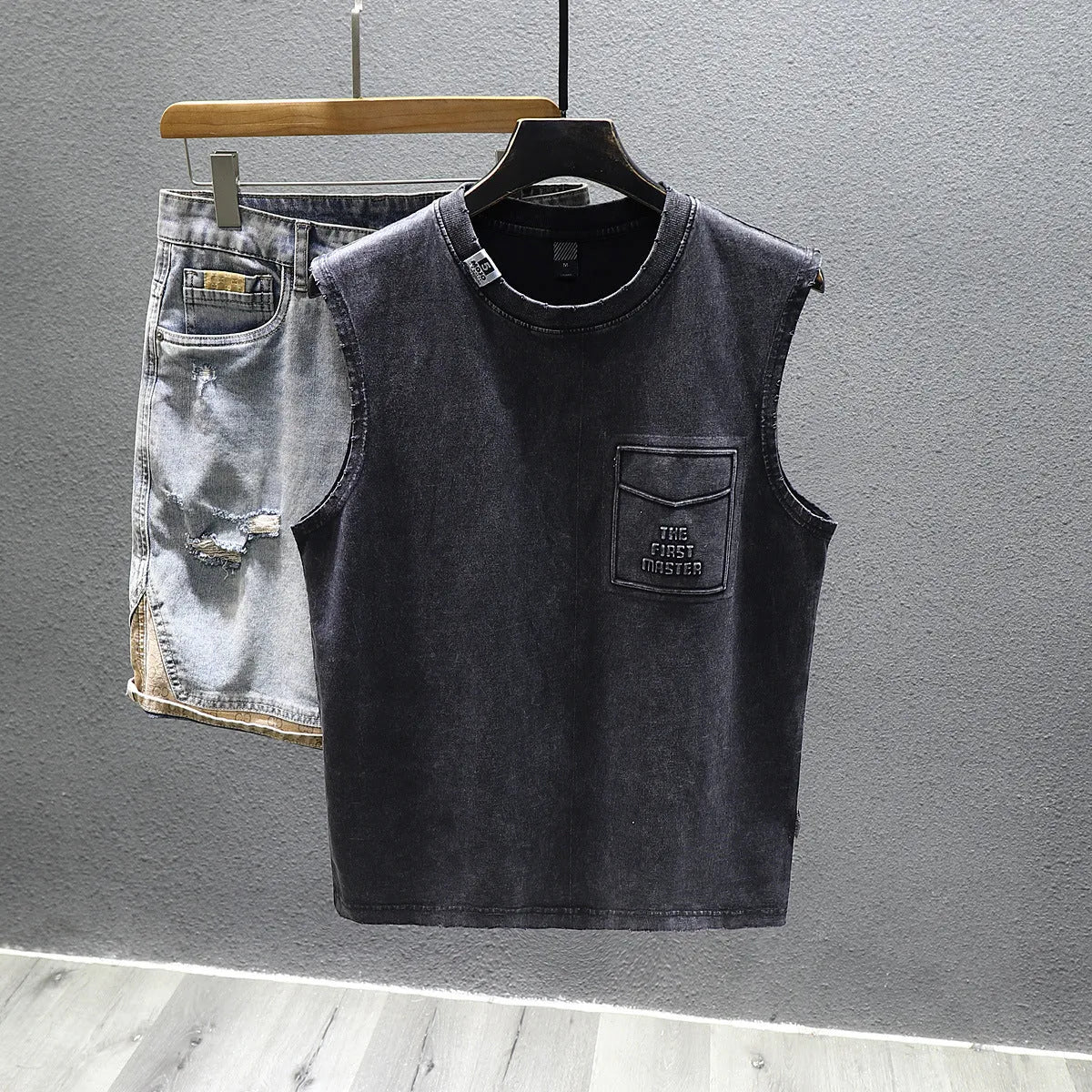 Solid colour cotton sleeveless t-shirt with loose fit and straight hem design