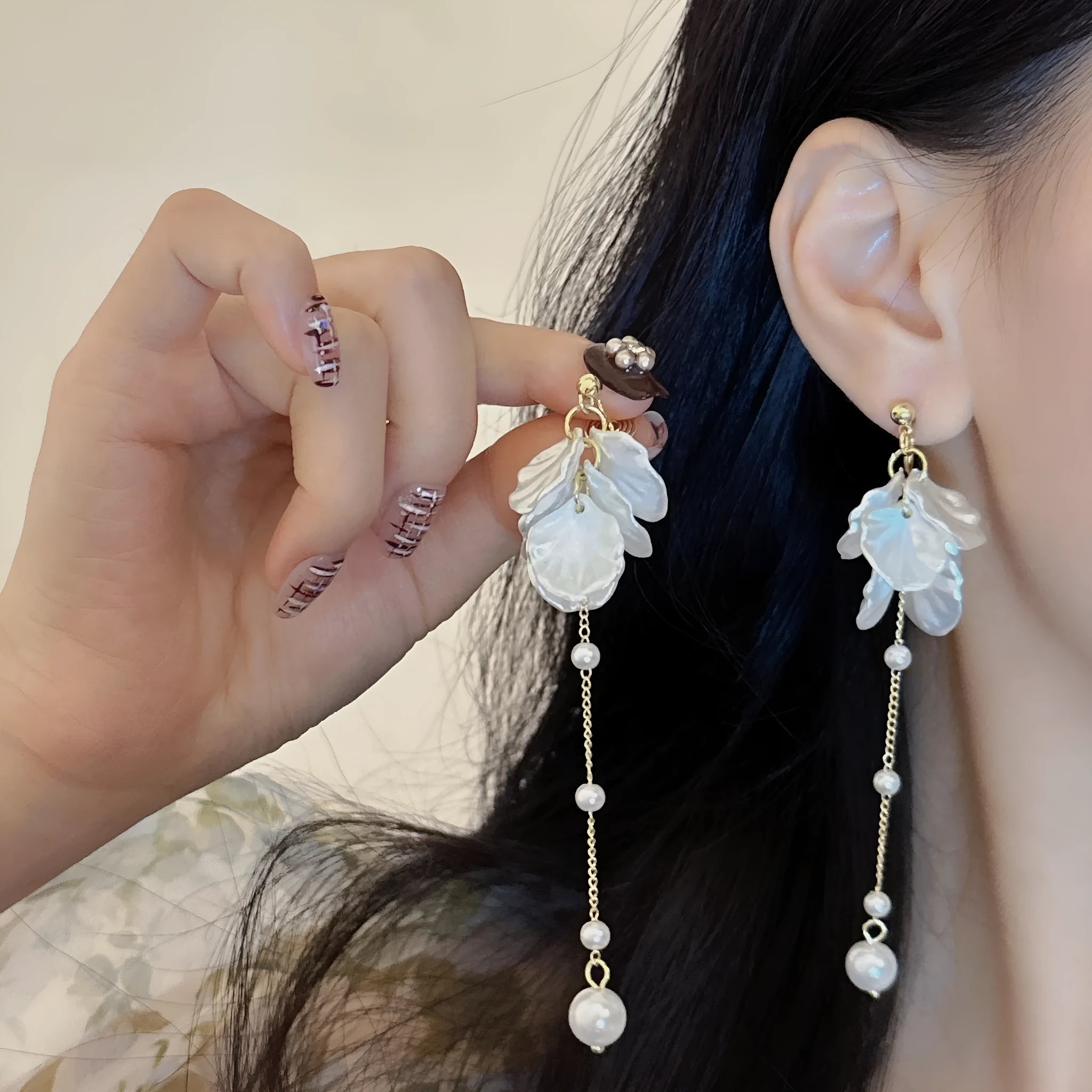 Women's fashion shell pearl tassel earrings showing 8.8cm length with multiple clip style options