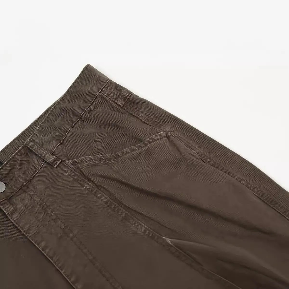Man wearing brown loose fit high-waist straight leg cotton jeans trousers